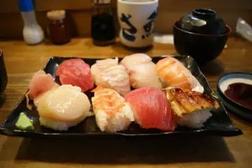 A plate of sushi at a formal sushi restaurant; notice the wasabi (bottom left) and shoga (left) (Photo: <a href="https://en.japantravel.com/hyogo/kobes-sushi-secret-fusazushi/13654" target="_blank" rel="noreferrer noopener nofollow">Charlotte Griffiths</a>)
