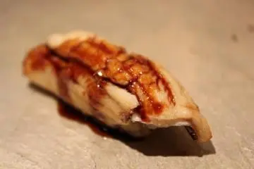 Anago (conger eel) - one of the most high-class ingredients of sushi (Photo: <a href="https://en.japantravel.com/tokyo/lunch-at-sushi-iwa-in-ginza-tokyo/17412" target="_blank" rel="noreferrer noopener nofollow">Jessica A Paje</a>)
