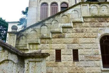 Max Hinder effectively used Ohya Stone on the walls