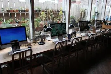 <p>Free computers for cafe customers</p>