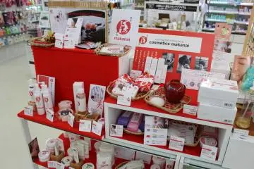 <p>Makanai skincare products</p>