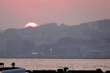 <p>You can catch beautiful sunsets from the harbor walk just behind the restaurant ... or from the restaurant's window seating as well</p>