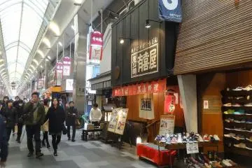 <p>ร้านขายขนมอยู่ติดกับร้านขายรองเท้า</p>