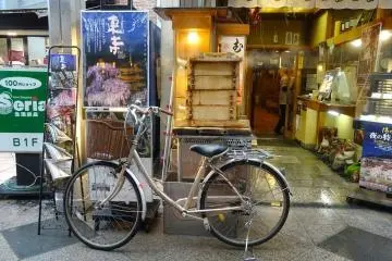 <p>จักรยานหน้าร้านขายขนม</p>