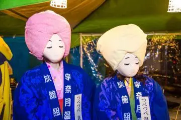 สาวๆ สวมหน้ากากเข้าร่วมขบวนพาเรด