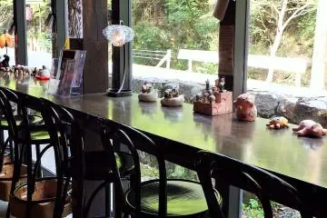 <p>Customers can sit along the front window and look out at the surrounding forest.</p>