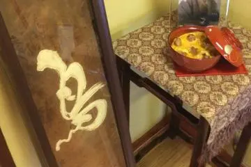 <p>Here a mini-tribute is placed to commemerate&nbsp;Yamada Toku, 5th generation proprietress and creator of the oyakodon.</p>