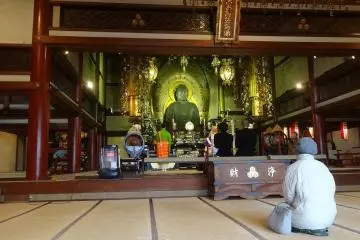<p>ไหว้พระที่วัดเซะอิกันจิ (Seiganji)</p>