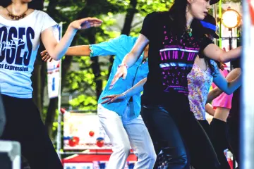 <p>Performances et chor&eacute;graphies s'encha&icirc;nent sur la sc&egrave;ne du festival</p>