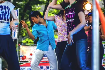 <p>Diff&eacute;rents groupes de professionnels viennent enflammer l'atmosph&egrave;re sur des rythmes latins ou des remix de chansons c&eacute;l&egrave;bres afin de leur donner un rythme adapt&eacute; &agrave; la salsa</p>
