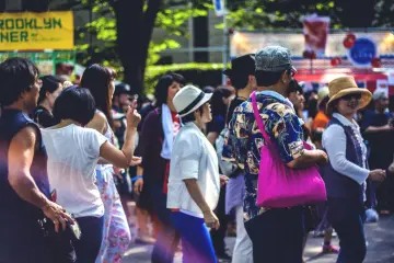 <p>Tout le monde face &agrave; la sc&egrave;ne danse en suivant la chor&eacute;graphie ou simplement en se laissant emporter par la musique</p>