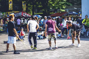 <p>Des groupes de street danse s'entrainent et performent &agrave; chaque recoin du festival</p>