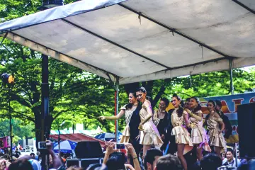 <p>Des danseuses professionnelles japonaises sont accueillies tr&egrave;s chaleureusement par le public !</p>