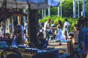 <p>Tout le monde danse, que ce soit sur sc&egrave;ne, dans le public ou pr&egrave;s des stands de nourriture !</p>