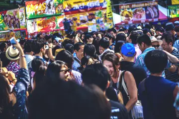 <p>Au fur et &agrave; mesure que la journ&eacute;e avance, la foule se fait de plus en plus dense</p>