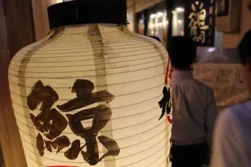 <p>Focusing on the lantern, capturing its significant&nbsp;presence&nbsp;</p>