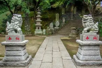 <p>At the bottom of this long staircase these two scary looking deities guard the main entrance to Hanzobo Shrine</p>