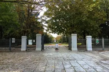 <p>Entrance Gates</p>