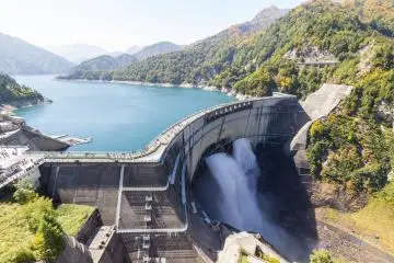<p>Visitors crawl like ants on the massive dam
&nbsp;</p>