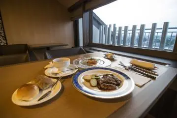 <p>Enjoying the 'French Dinner Course' while viewing sunset over the Hamamatsu horizon is truly an extravagant experience like none other.</p>