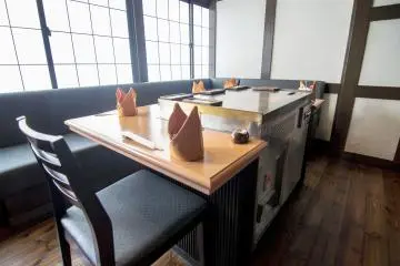 <p>A smaller set-up, but still front-row seats for everyone to watch the chef at work.</p>