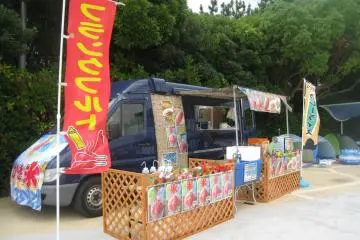Cool-off with ice crushed flavored mix (kakekori) for 300yen. I like ichigo flavor (strawberry), try it.