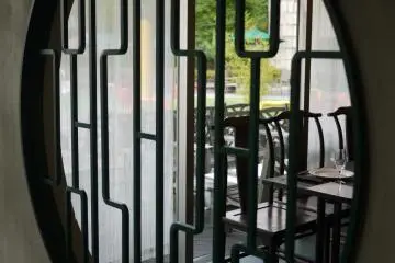 wooden window (Photo: <a href="http://www.gethiroshima.com" target="_blank" rel="noreferrer noopener nofollow">gethiroshima</a>)