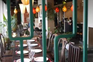window, tables and lanterns (Photo: <a href="http://www.gethiroshima.com" target="_blank" rel="noreferrer noopener nofollow">gethiroshima</a>)