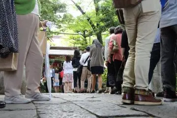 <p>Plusieurs centaines de personnes se rendent au sanctuaire Atago Jinja lors du Sennichi Mari, et l'on fait m&ecirc;me la queue pour avoir acc&egrave;s &agrave; l'autel</p>