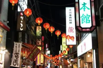<p>Chinatown is full of many busy and charming little streets</p>