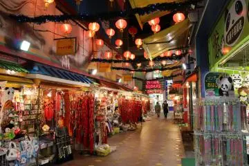 <p>You can also find many Chinese-style gifts shops</p>