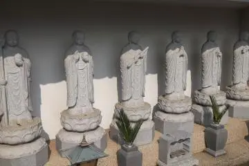 <p>Near the entrance there are these statues sheltering from the sunlight</p>