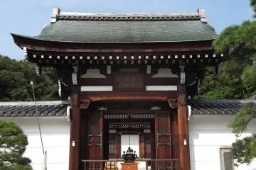 <p>You can't go beyond this gate to the inner courtyard</p>