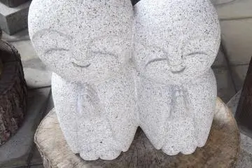 <p>Two more cute statues at one of the side halls</p>