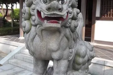 <p>One of the lions standing guard near the entrance</p>