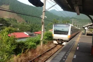 รถไฟออกจากสถานีมิตาเกะ
