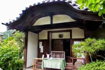 <p>Although Myoo-in is essentially a private temple, the courtyard and garden are open to visitors</p>