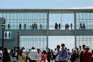 <p>Viewing platform like a gate, with glass sides to shelter from the wind</p>