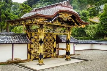 <p>An alternate view of this bright and colorful gate</p>