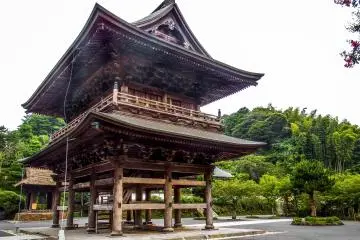 <p>The Butsuden with the 'Bo-sho' (bell tower) in the background</p>