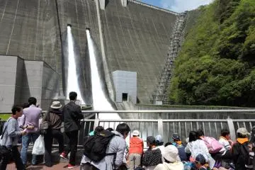 <p>There were several classes of kids on a school trip to the dam</p>