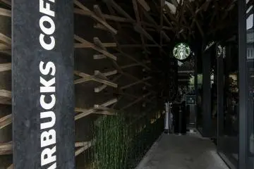 Pintu masuk menuju kafe.
