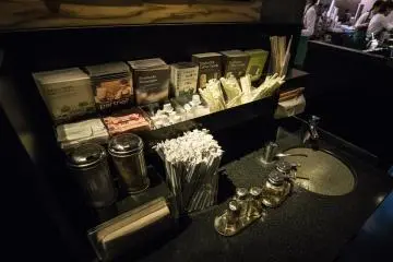 Area layanan di dalam Starbucks Dazaifu.