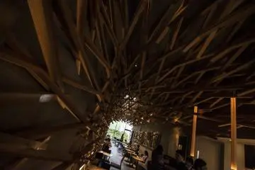 Papan-papan indah yang saling mengunci itu tampak melengkung ke dalam menuju ujung kafe.