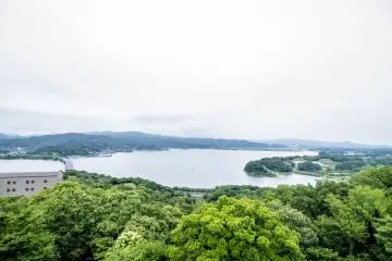 <p>Even on the other side of Lake Hamana, you can still get stunning views of Hamamatsu.</p>