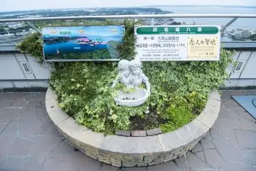 <p>And we've reached the top! Here on the other shore, there is an observatory from which to enjoy a panoramic view of the entire region.</p>