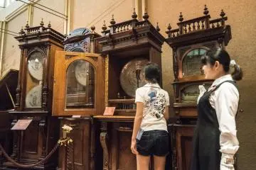 <p>The curators sometimes call upon the audience to try to operate the orgels, especially those that are hand-wound. It's a really fascinating experience.</p>