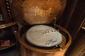 <p>This orgel happens to be playing one of the most popular melodies in the world. Thats right, the brand new disk plays the "Happy Birthday" tune on this orgel.</p>