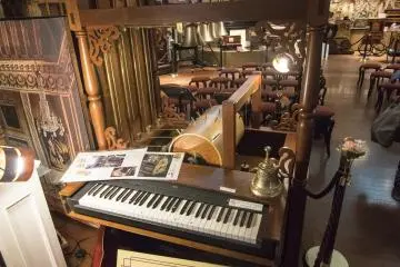 <p>An actual Yamaha keyboard has been installed onto this orgel, and when the orgel operates the keyboard moves along as well.</p>