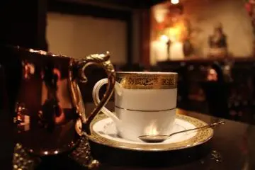 Perabotan yang cantik untuk secangkir kopi nikmat